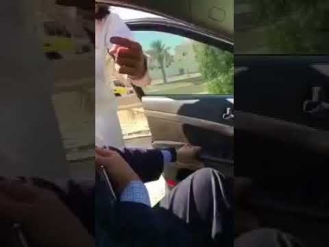 شاب يُشهر سكينًا بوجه قائد سيارة في السعودية