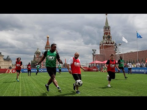 شاهد مهاجرون من افريقيا وآسيا يطلقون نسختهم الخاصة من كأس العالم