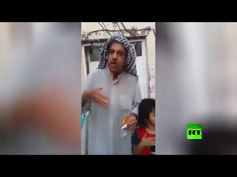 عراقي ينعي راتبه الذي استقطعت الحكومة جزءًا منه بأغنية مع أطفاله