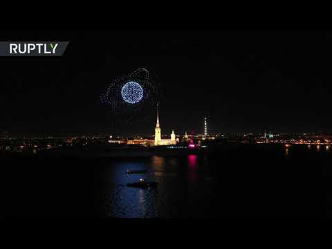 شاهد آلاف الدرونات تصطف على أشكال ثلاثية الأبعاد في سماء بطرسبورغ